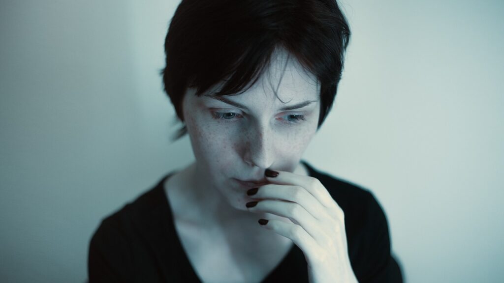 Porträt einer jungen Frau in düsterer Stimmung. Bild von Khusen Rustamov - pixabay
